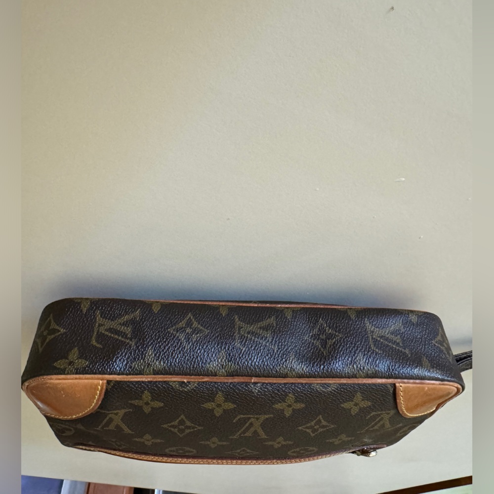 Classic Louis Vuitton Monogram Wristlet — Vintage 1988 (TH 884) - Picture 9 of 16